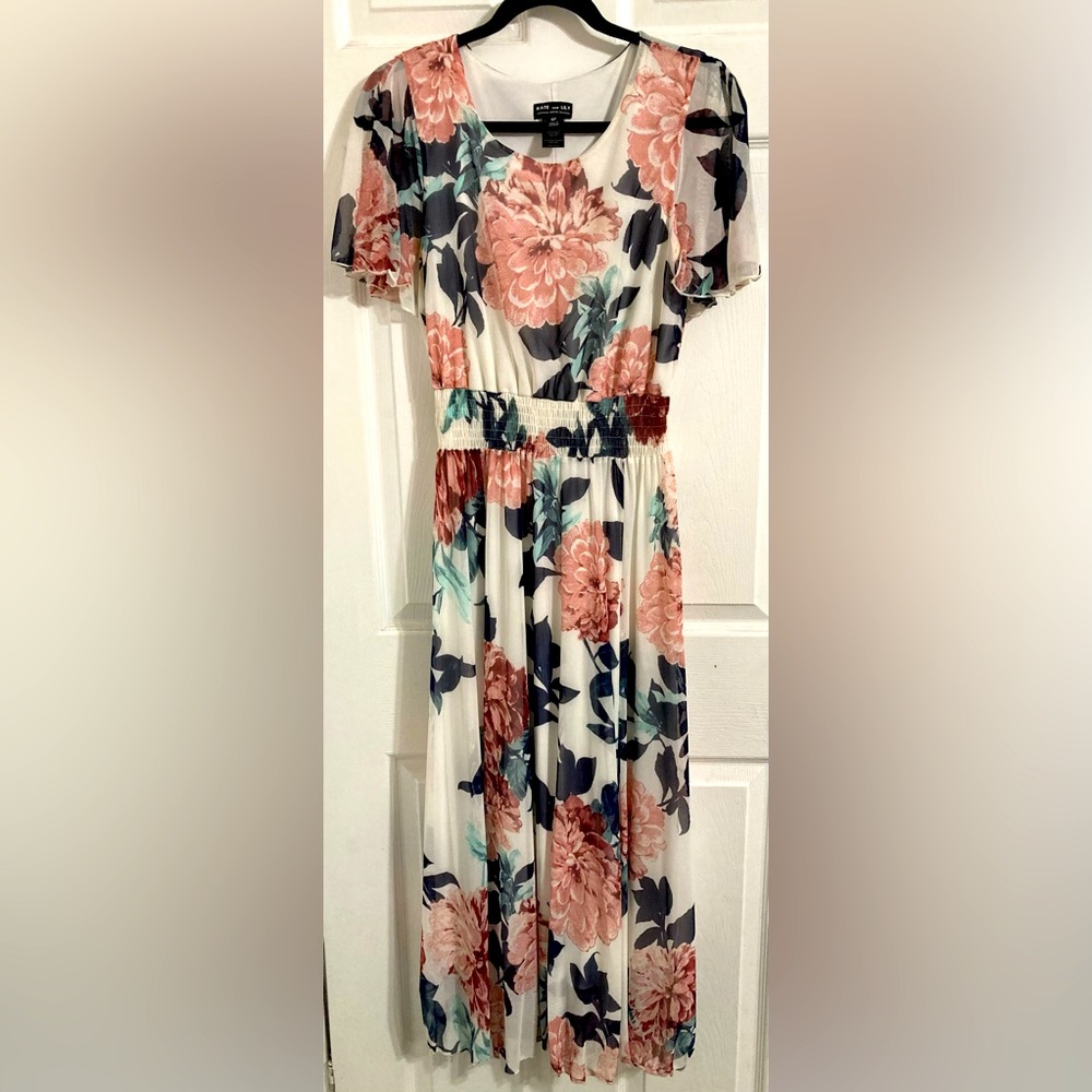 Beautiful women’s dress perfect for Easter!